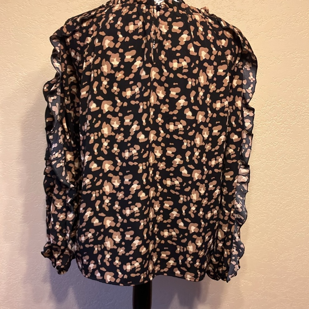 M THML BLACK TAN CREAM LEOPARD PRINT COLD SHOULDER LONG SLEEVED LIKE NEW BLOUSE - Picture 4 of 10